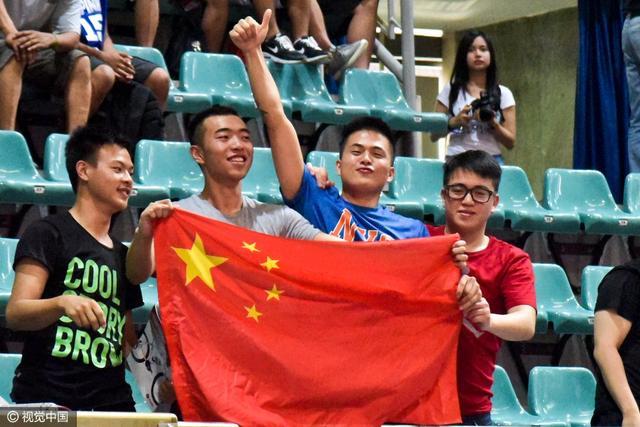 中国队vs菲律宾球迷唱国歌