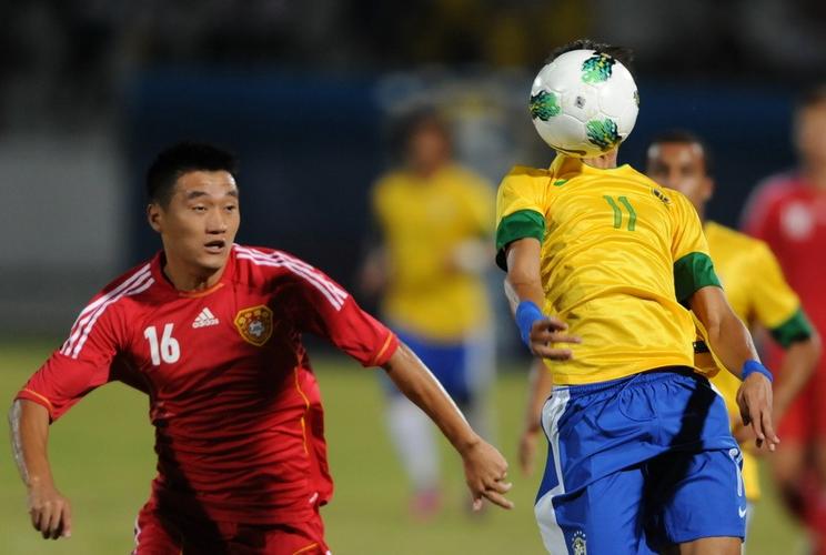 中国vs巴西犯规的相关图片